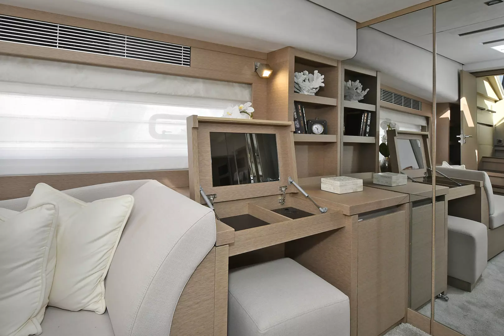 Prestige 680 Flybridge-2023-ON ORDER Staten Island-New York-United StatesMaster Vanity  1083837