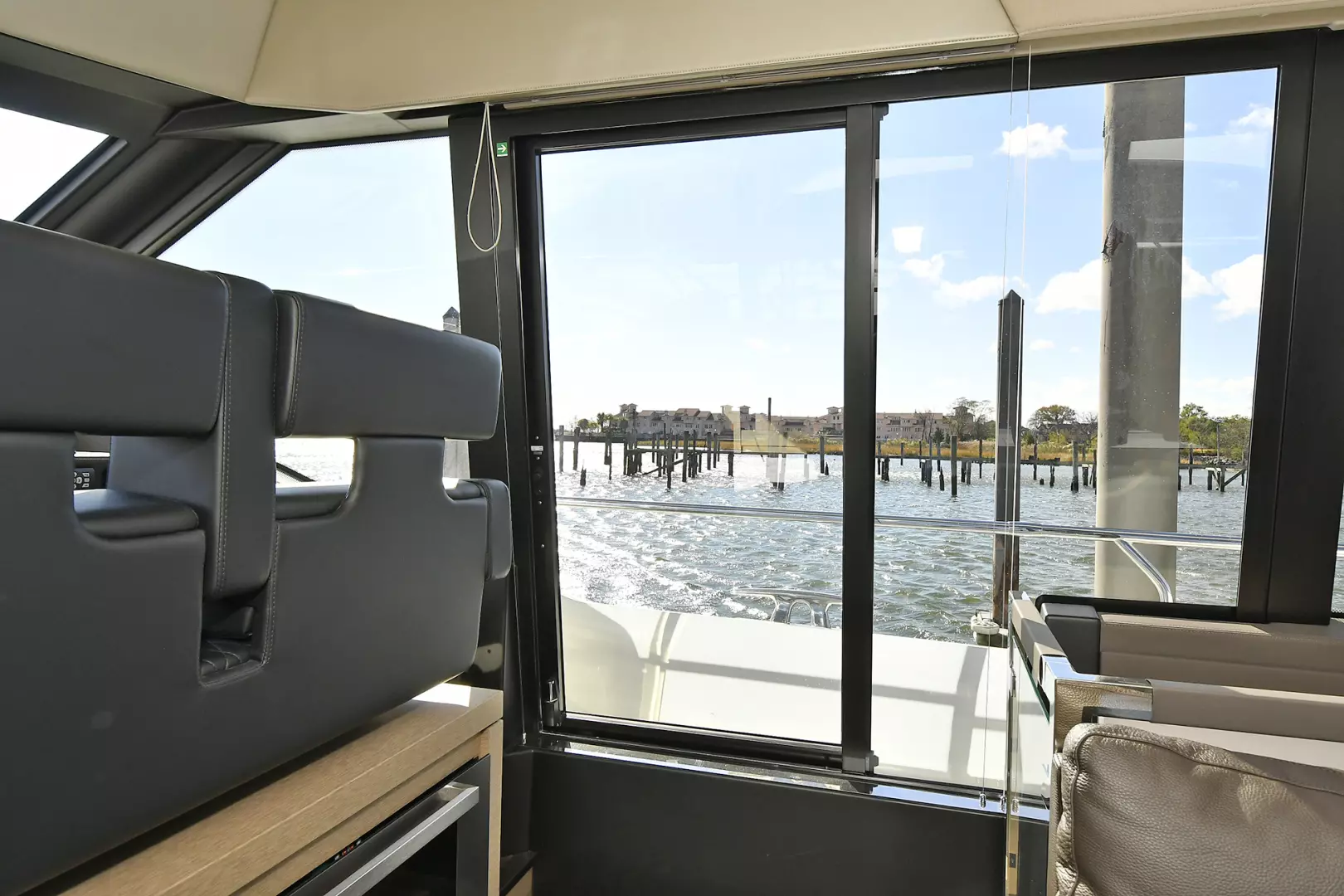Prestige 680 Flybridge-2023-ON ORDER Staten Island-New York-United StatesElectric Salon Windows 1083821