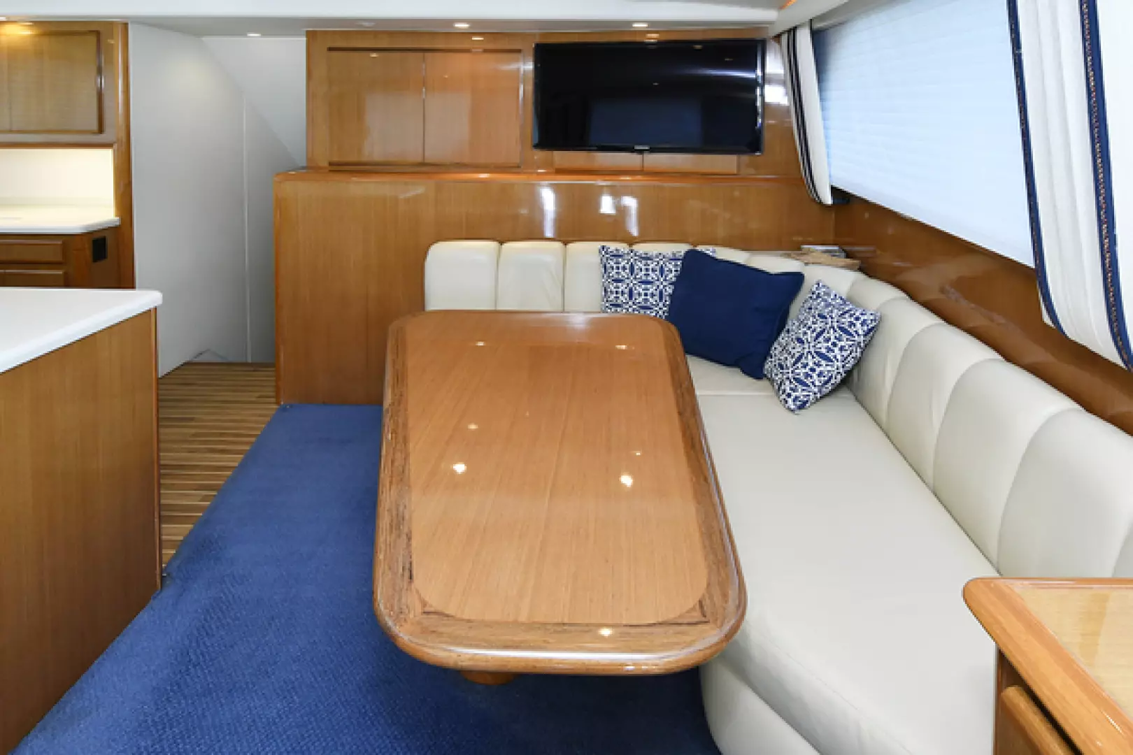 Viking 50 Convertible-2001-Reel Savage Freeport-New York-United StatesDinette 1409154