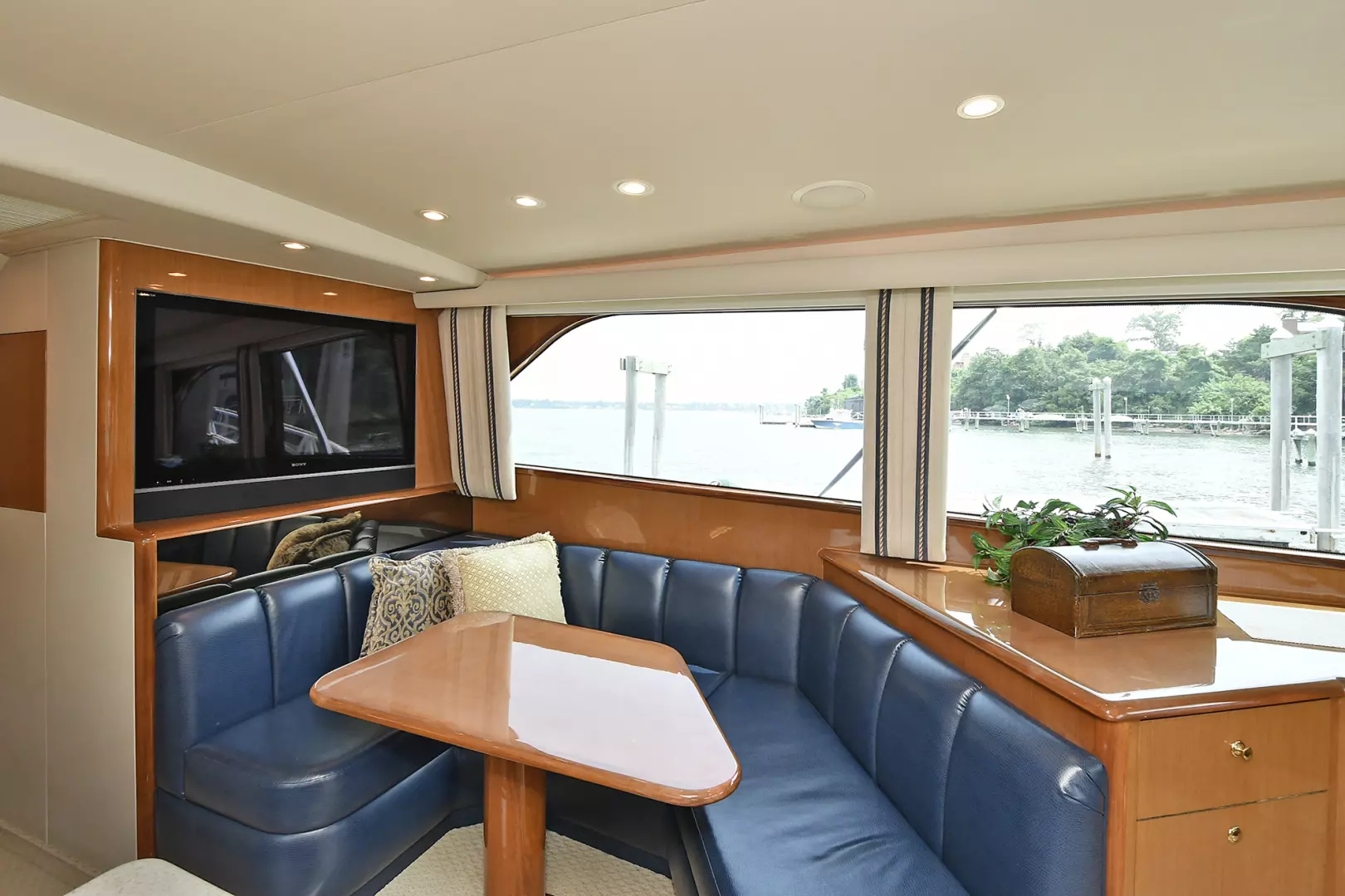 Viking 56 Convertible with Mezzanine-2004-Katherin Whitestone-New York-United StatesDinette 1221488