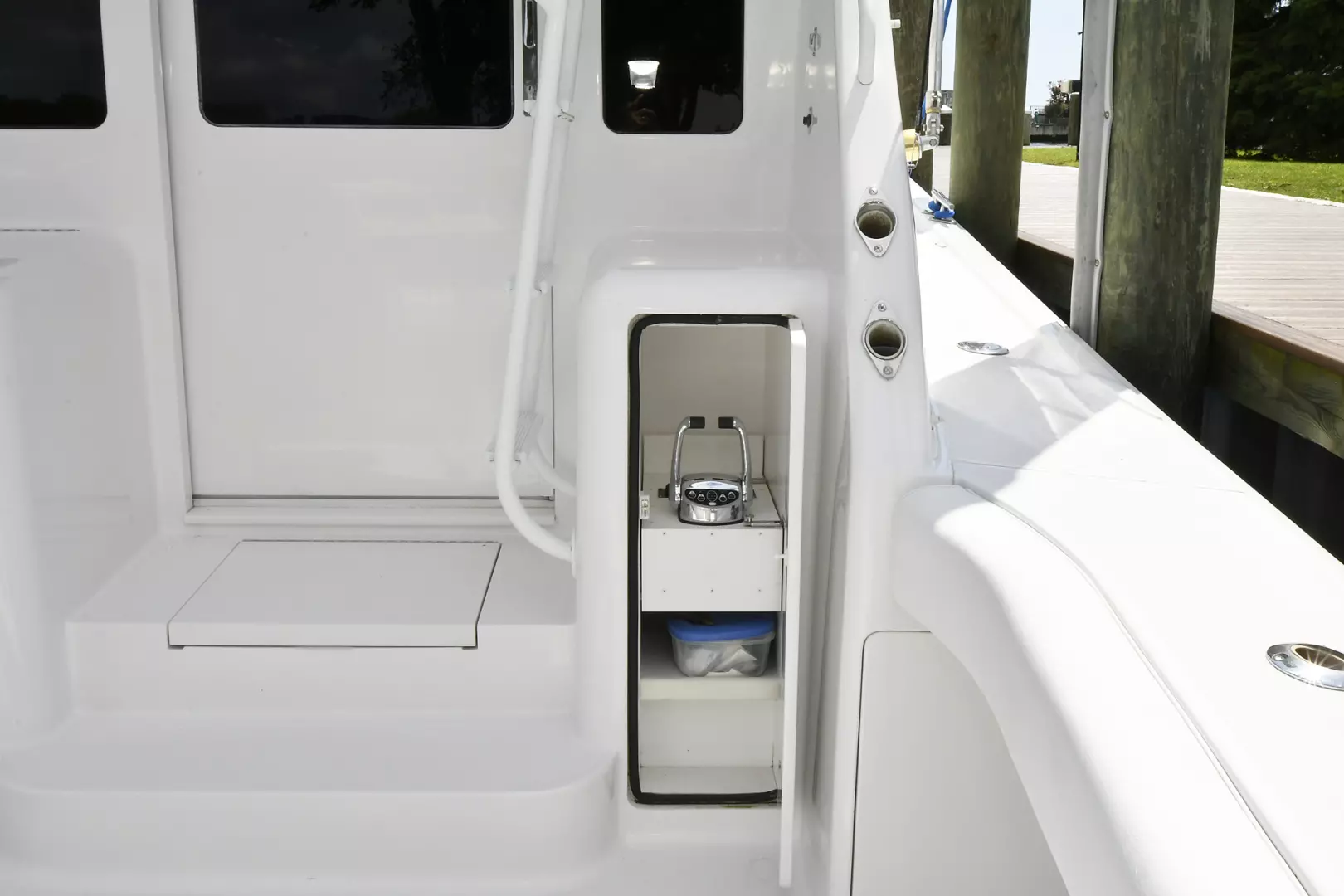 Viking 48 Convertible-2003-Renate Babylon-New York-United StatesCockpit Controls 1224378