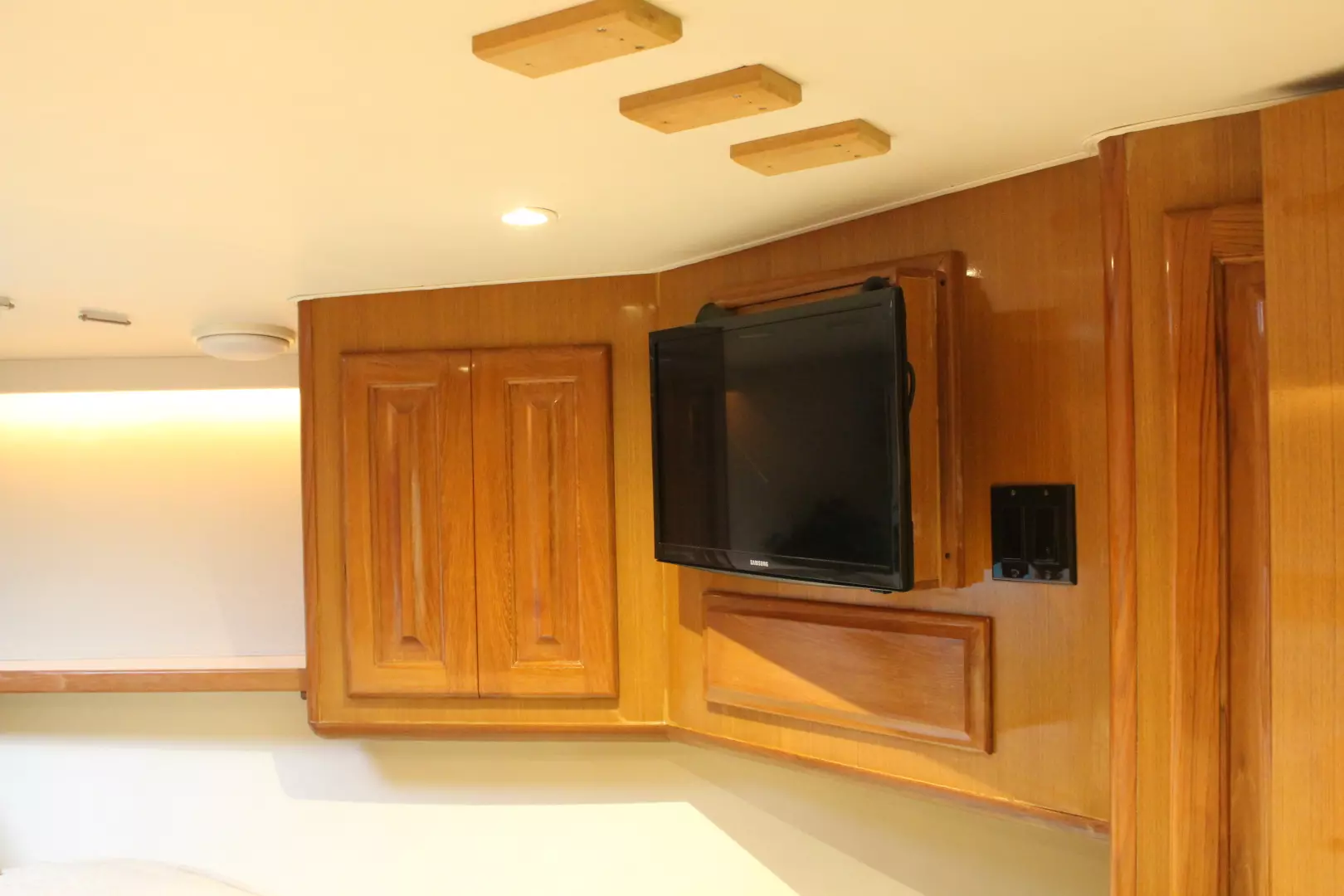 Viking 43 Convertible-1998-Valhalla Patchogue-New York-United StatesMaster Stateroom  1269902