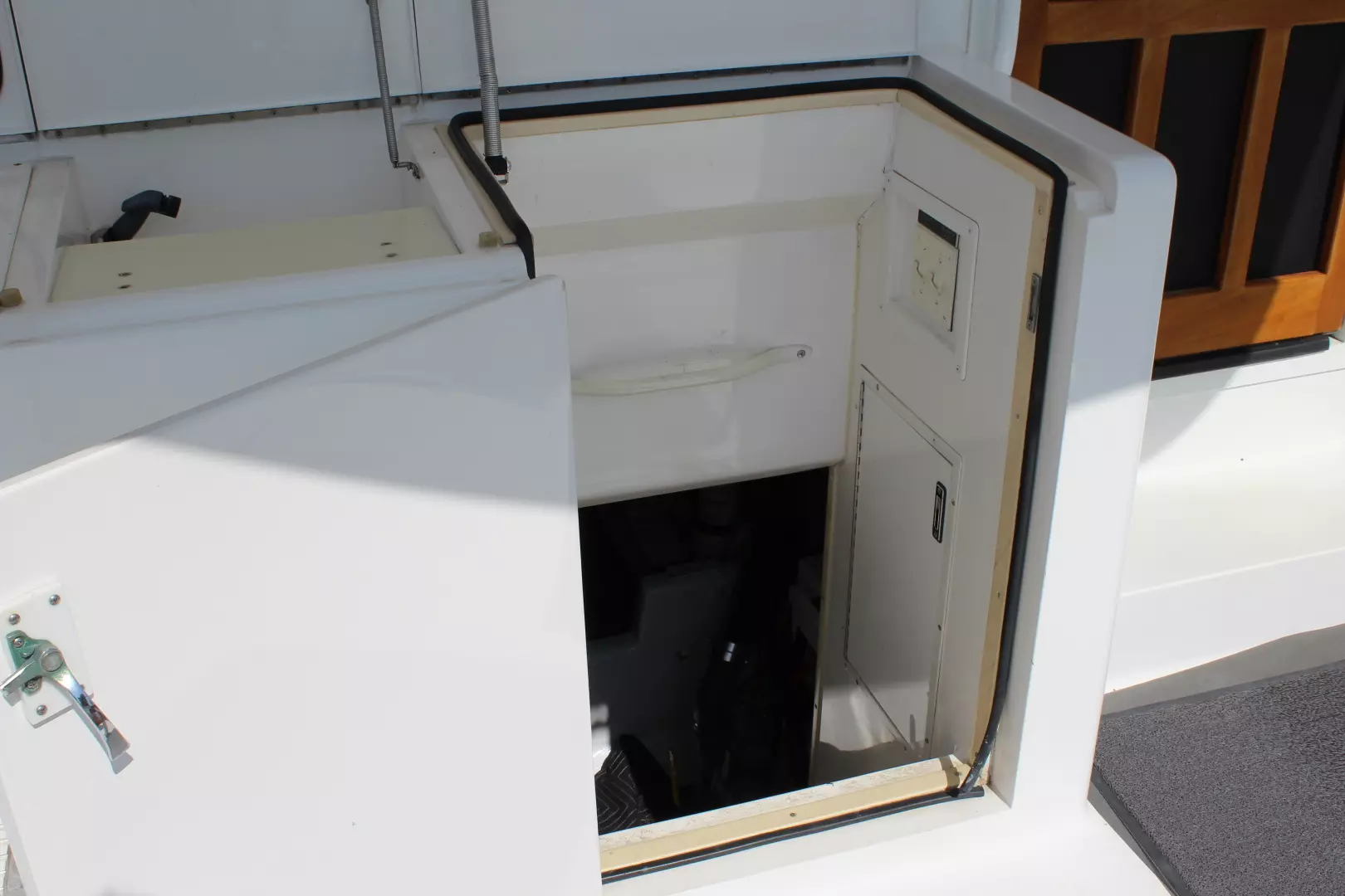 Viking 43 Convertible-1998-Valhalla Patchogue-New York-United StatesEngine Room Entry 1269924