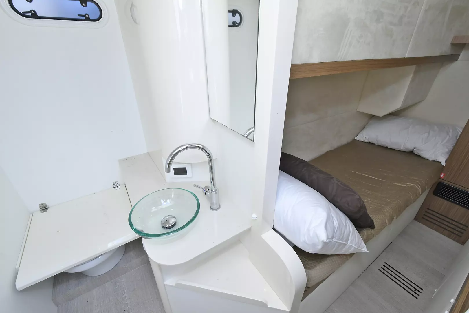 Absolute Fly-2019  Staten Island-New York-United StatesCrew Quarters 1451530