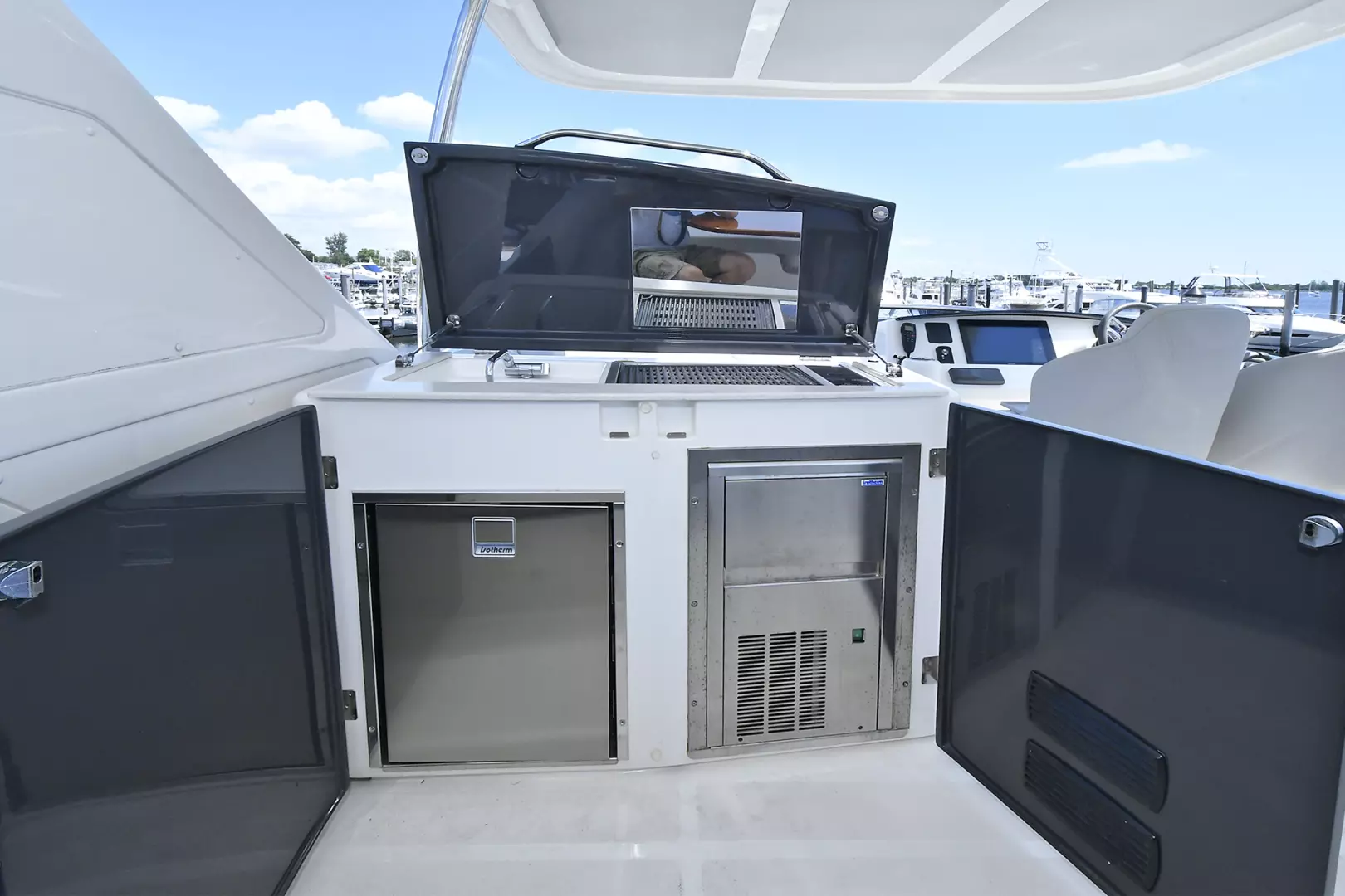 Absolute Fly-2019  Staten Island-New York-United StatesFlybridge Galley 1451540