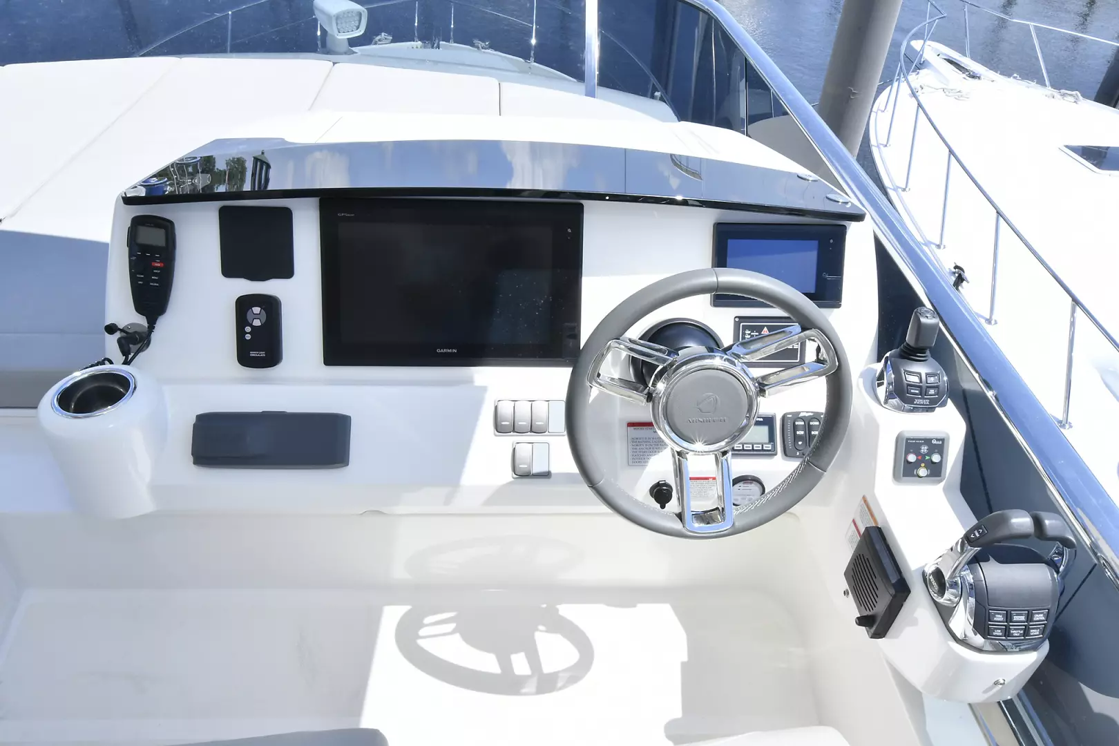 Absolute Fly-2019  Staten Island-New York-United StatesFlybridge Helm Station  1451532