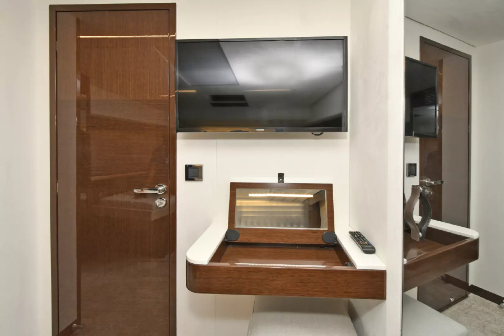 Prestige 590 Flybridge-2023-IN STOCK Newport-Rhode Island-United StatesVIP Vanity 3654985