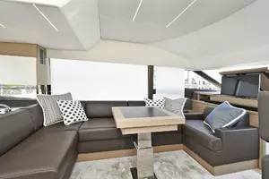 Salon Seating With Table 